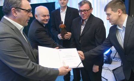 Brązowego Kowala otrzymała firma Promatic z Bilczy. Piotr Żołądek, członek zarządu województwa świętokrzyskiego dyplom wręczył właścicielom przedsiębiorstwa