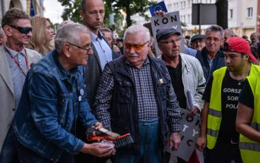 Protest przed Sądem Okręgowym w Gdańsku we wtorek 3.07.2018. Z pikietującymi przeciwko wprowadzeniu w życie ustawy o Sądzie Najwyższym jest min. Lech
