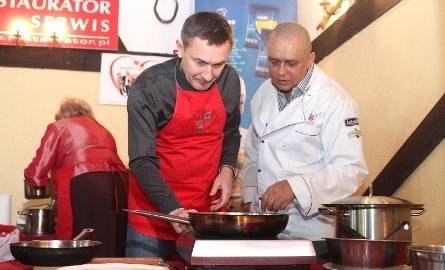 Na potrawę przygotowywaną przez wicemarszałka Grzegorza Świercza fachowym okiem patrzy Igor Metzger, prowadzący antykwariat.