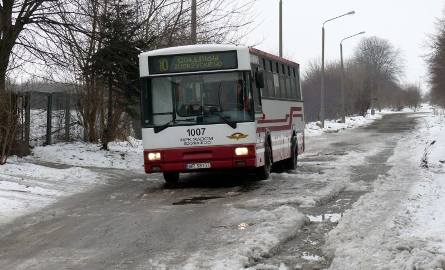 Tak w poniedziałek wyglądała nawierzchnia końcowego odcinka ulicy Osiowej. Autobusy z trudem pokonywały grubą warstwę lodu.