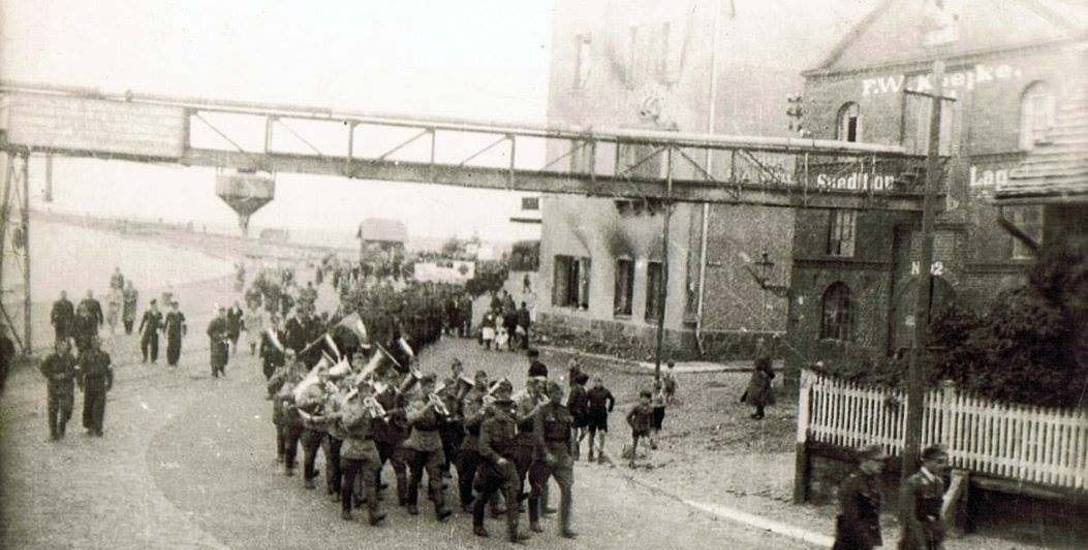 Ustka, rok 1945. Defilada wojskowa zmierza z portu w kierunku centrum