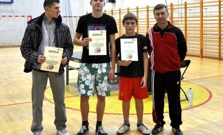 Na zdjęciu, od lewej: Jakub Caban, Marek Ratuszniak, Norbert Kaczmarek, organizator turnieju Sławomir Jarmuda.