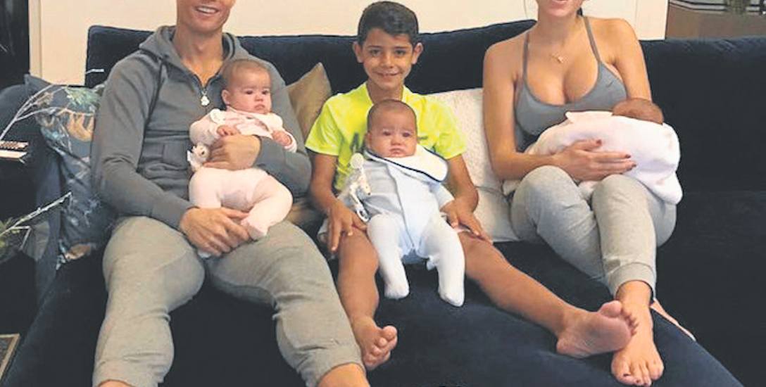 Cristiano Ronaldo ma czwórkę dzieci, z czego trójka nie skończyła jeszcze roku! Najstarszy syn, o imieniu Cristiano, ma 8 lat