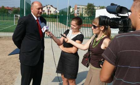 Dyrektor Marek Czopor tłumaczył dziennikarzom dlaczego brama do Orlika jest zamknięta.
