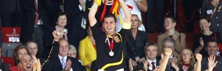 Kapitan Hiszpanów, Iker Casillas, wznosi puchar za Mistrzostwo Europy.
