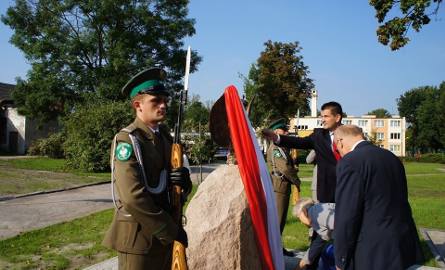 Pomnik, który stanął na placu apelowym przy Zespole Szkół imienia Korpusu Ochrony Pogranicza, odsłonięto 8 września.
