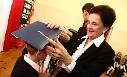W szkole w Sochoniach prezydentowa Karolina Kaczorowska osobiście nałożyła uczniom klas pierwszych specjalne czapki
