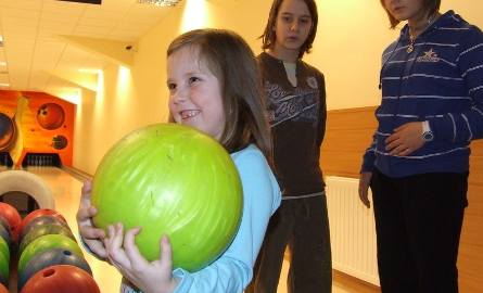 Wiele dzieci z Polkowic przyszło na turniej w kręgielni przy Aquaoarku, zorganizowany przez Polkowickie Centrum Animacji