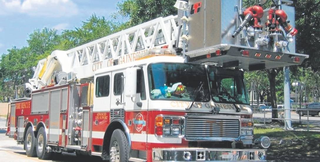 Ciężki samochód strażacki American LaFrance wyprodukowany na początku XXI stulecia. Kabina o całkowicie płaskiej podłodze mieści zastęp strażaków. Silnik