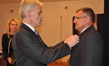 Wicekurator oświaty Grzegorz Bień wręczył Mirosławowi Dworakowi Medal Komisji Edukacji Narodowej oraz nagrodę świętokrzyskiego kuratora oświaty.
