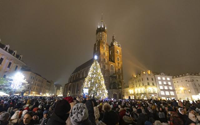 Kraków. Na Rynku Głównym już święta. Energooszczędna choinka rozbłysła tysiącem świateł. Mnóstwo widzów