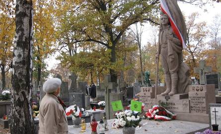 -To dobrze, że pomnik został odnowiony -  mówi radomianka, Maria Fokt, często odwiedzająca nekropolię przy Limanowskiego