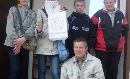 Uczniowie z Cigacic wraz z opiekunem Janem Stobrawą przed fundacją Jurka Owsiaka