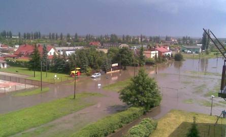 Ulica Szydłowiecka i Kossaka w Skarżysku po burzy.