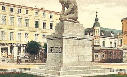 Pomnik Upadłych w latach 20. ubiegłego wieku. Stał na środku obecnego placu Wolności, w samym sercu miasta.
