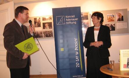 Prowadzący spotkanie Marek Wierzbicki dziękował Halinie Szpilman za obecność w Radomiu
