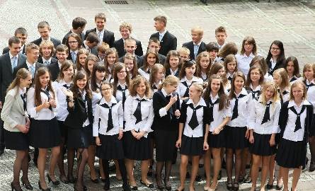 Uczniowie Gimnazjum Świętej Jadwigi Królowej na szkolnym dziedzińcu.