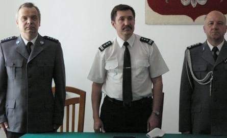 Od lewej: Janusz Korba, nowy komendant włoszczowskiej policji, Roman Doroszkiewicz, zastępca świętokrzyskiego komendanta wojewódzkiego policji oraz odchodzący