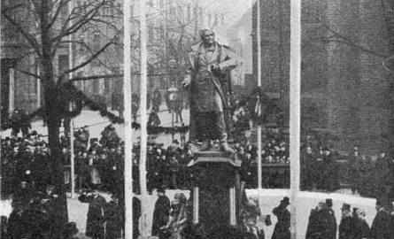 Zdjęcie z uroczystości odsłonięcia pomnika artysty, które miało miejsce 30 listopada 1897 roku