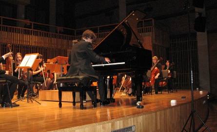 Partię fortepianową w koncercie e- moll  Chopina gra Marcin Wieczorek