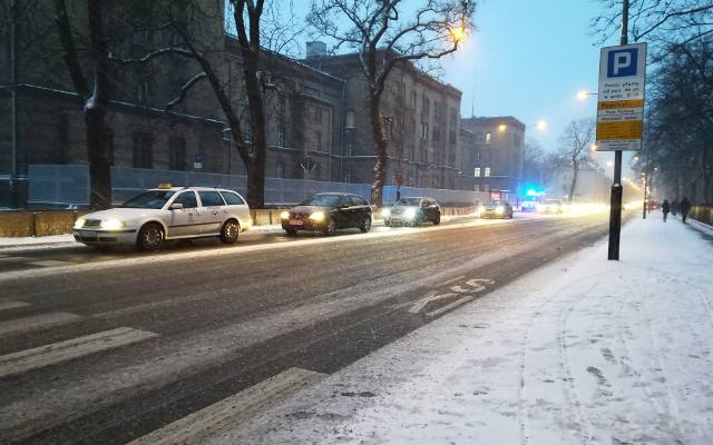 Ranni, wypadki i utrudnienia na drogach Poznania. Wszystko przez niespodziewane opady śniegu