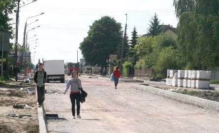 Na odcinku ulicy Słowackiego od ronda Matki Bożej Fatimskiej do ulicy Skaryszewskiej drogowcy ustawili krawężniki i przygotowali podbudowę jezdni.