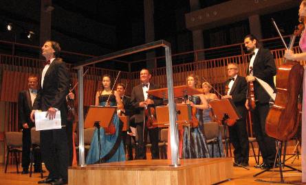 Orkiestrą dyrygował Ulrich Grussendorf  z Niemiec.
