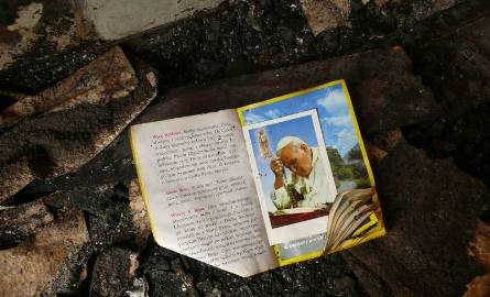 Z pożogi ocalał modlitewnik, a w nim obrazek z wizerunkiem Jana Pawła II.
