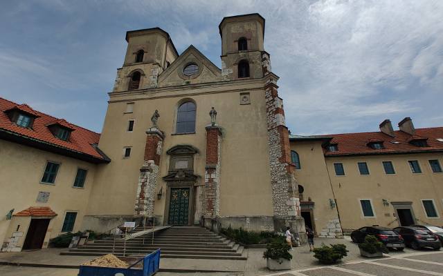 Kraków. Kościół w Tyńcu odsłania przed badaczami swoje tajemnice. Teraz wejdziemy do niego przez turkusowe drzwi