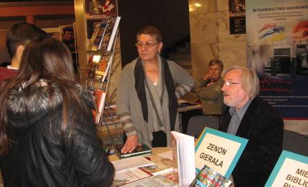Zenon Gierała podpisywał swe książki gimnazjalistom z "Piątki". Obok Adela Głowacka, która promowała literaturę Romów