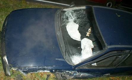 Wypadek na DK 61: Renault dachowało, kierowca w szpitalu (zdjęcia)