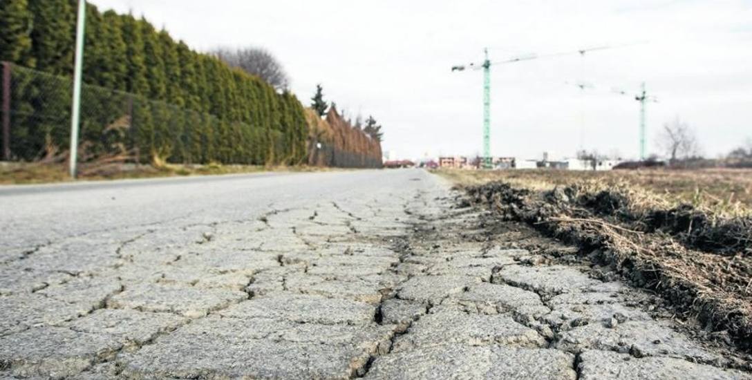 Wykonawca drogi S6 zniszczył drogę Siemyśl - Morowo