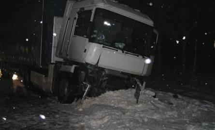TIR zmiażdżył samochód Inspekcji Transportu Drogowego (zdjęcia)