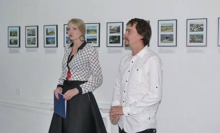 Współorganizatorka Kasia Mazan i autor zdjęć Wojtek Mazan podczas otwarcia wernisażu.