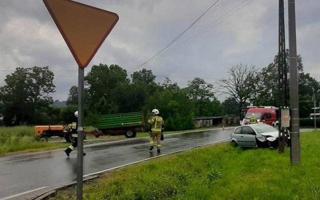 Wpadek w gminie Skawina. Ciągnik zderzył się z samochodem osobowym