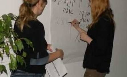 Gimnazjaliści w ramach prelekcji uczestniczyli także w krótkiej lekcji języka hebrajskiego.