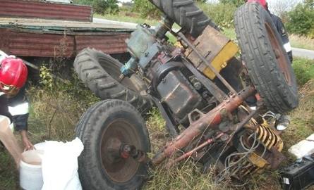 Wypadek w Skarżysku. 68-latek przygnieciony przez traktor trafił do szpitala 