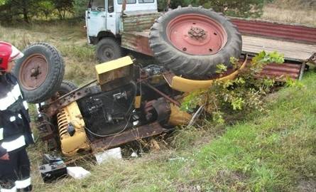 Wypadek w Skarżysku. 68-latek przygnieciony przez traktor trafił do szpitala 