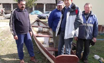 Przy łodzi stoją mieszkańcy Leśnych Chałup, od lewej Wiesław Stola, Jan Iwan, sołtys Henryk Porydzaj i Mirosław Tłuścik.