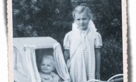1949r. ul. Sienkiewicza. W wózku 8-miesięczna Aldona Pogorzelska. Obok jej siostra cioteczna Elwira.