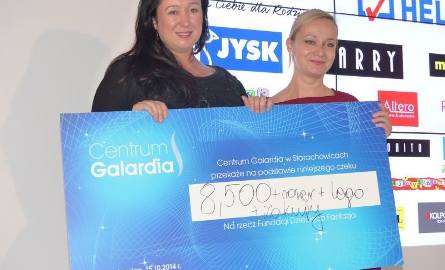 Patrycja Wróbel dostała czek na 8,5 tysiąca złotych od Agaty Piechowicz z Centrum Galardia. - Będzie za co spełniać marzenia - stwierdziła.