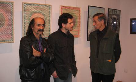 O wystawie rozmawiają od lewej -Janusz Popławski, Łukasz Rudecki i Longin Pinkowski
