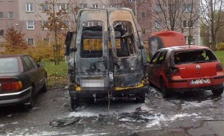 Samochody w płomieniach. Pożar na parkingu przy Jana Pawła II 