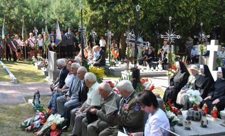 W uroczystościach na cmentarzu w Swaryszowie wzięli udział goście z całego kraju.