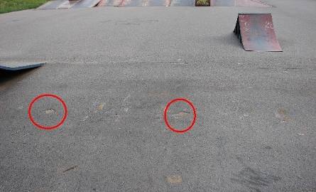 Dziury w betonowej nawierzchni skateparku przy ulicy Narutowicza stanowią zagrożenie dla jeżdżących na rolkach.
