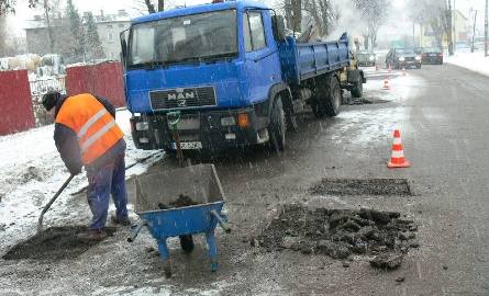 Na dziurawej ulicy Metalowców w Skarżysku w środę pracowali drogowcy.