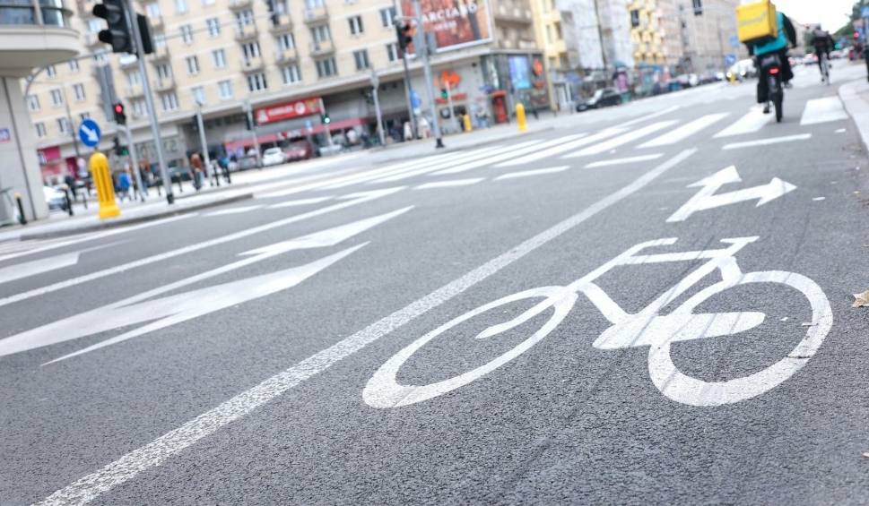 Film do artykułu: Warszawa na weekend: 5 najlepszych tras rowerowych i praktyczne porady dla rowerzystów. Sprawdź, jak jeździć po mieście