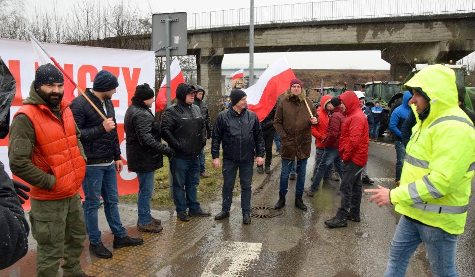 Film do artykułu: Protest rolników z województwa świętokrzyskiego w Staszowie. Mówią "nie" napływowi ukraińskiego zboża do Polski. Zobacz zdjęcia i film