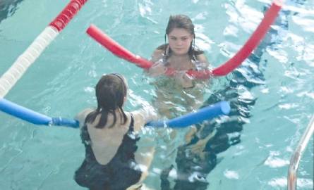 Na miejscu możemy skorzystać ze sprzętów do nauki pływania, kolorowe  tzw. makarony cieszą się dużą popularnością.
