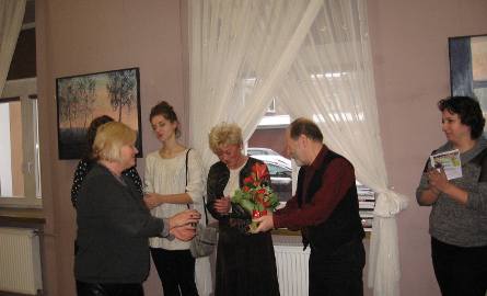 Kwiaty i podziękowania dla opiekuna, Jana Andrzeja Jasińskiego.